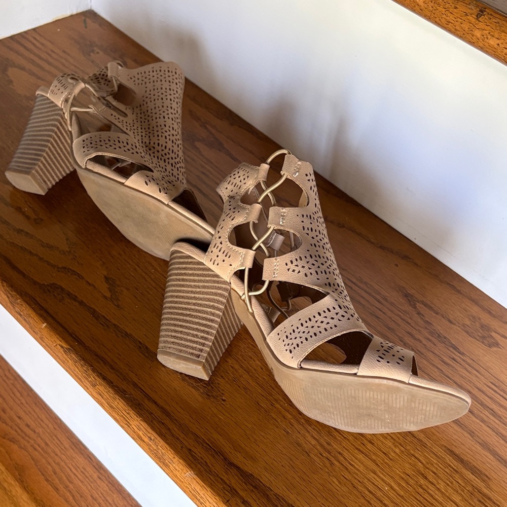 Elegant Tan Cutout Sandals for Women - Picture 4 of 4
